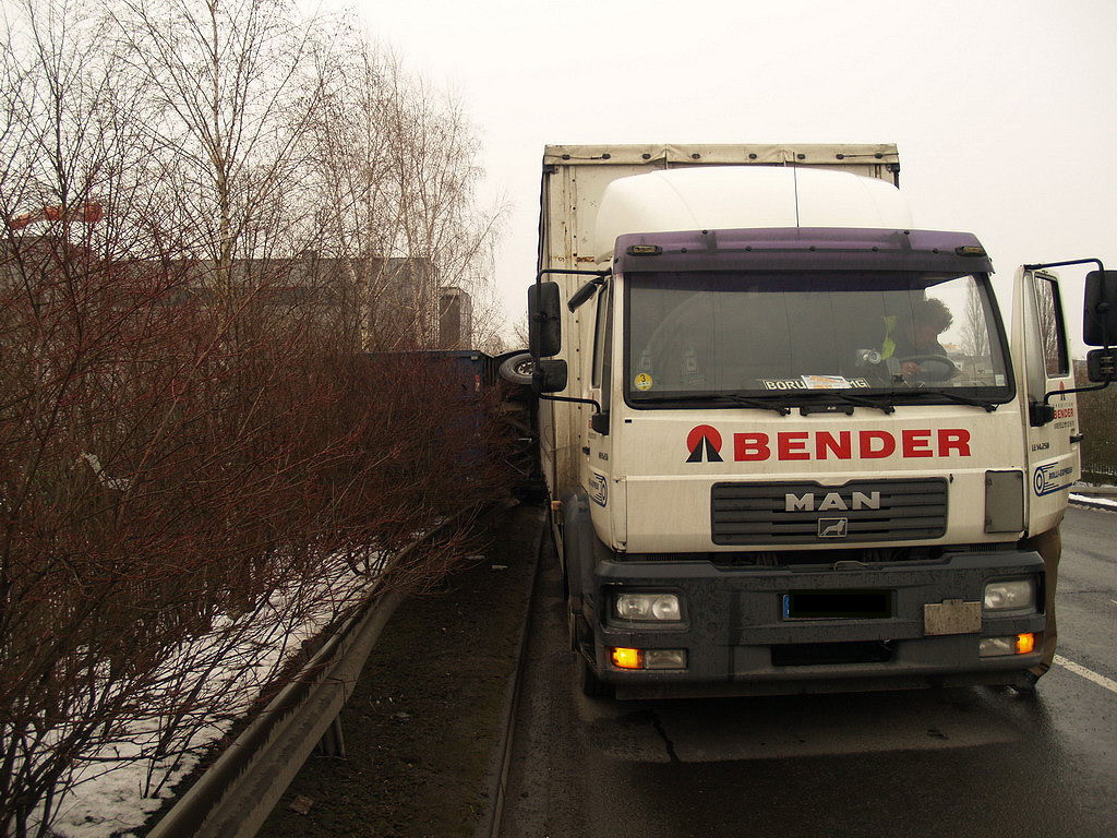 LKW Anhaenger umgekippt Koeln Niehl Geestemuenderstr Industriestr P08.JPG